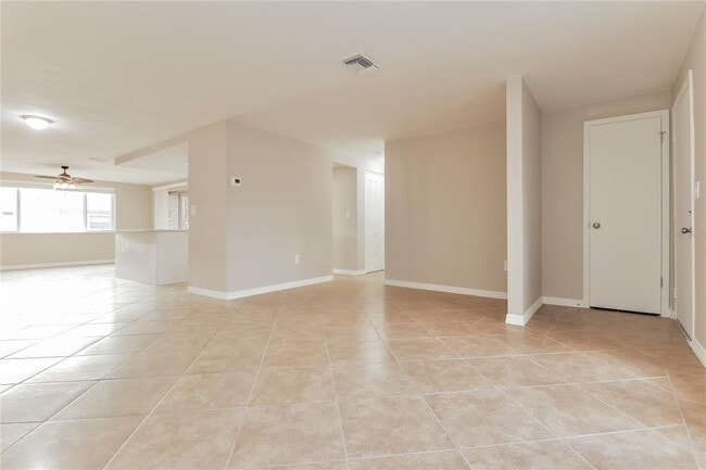 4153 Woodtrail Blvd in New Port Richey, FL - Building Photo - Building Photo