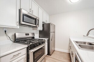 Independence Park Apartments in Canoga Park, CA - Building Photo