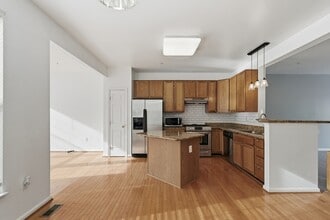 7402 Serenade Cir in Clinton, MD - Foto de edificio - Building Photo