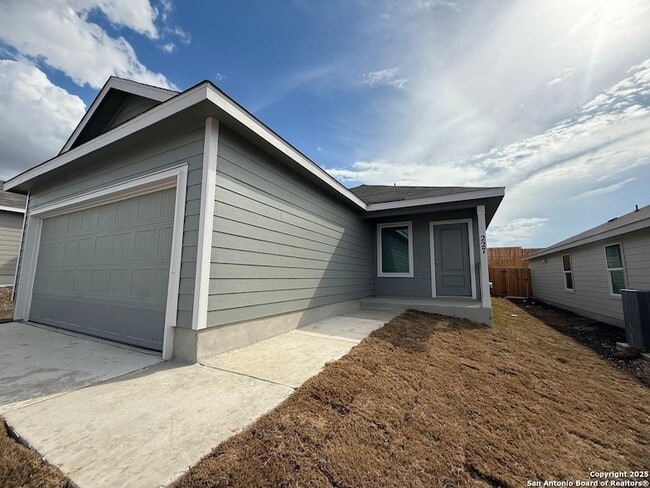 247 Ottawa Way in New Braunfels, TX - Foto de edificio - Building Photo