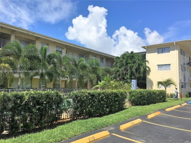1100 NE 1st Ct in Hallandale Beach, FL - Building Photo - Building Photo