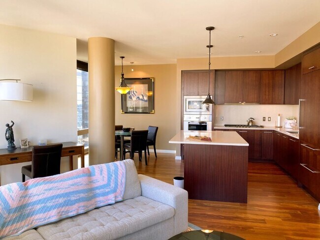 10700 NE 4th St in Bellevue, WA - Building Photo - Building Photo