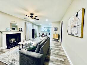 Room in House on Polar Rock Rd SW in Atlanta, GA - Building Photo - Building Photo