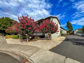 Bridgeview Apartments in Napa, CA - Foto de edificio - Building Photo