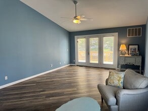 8013 Bridgepointe Dr in Chester, MD - Foto de edificio - Building Photo