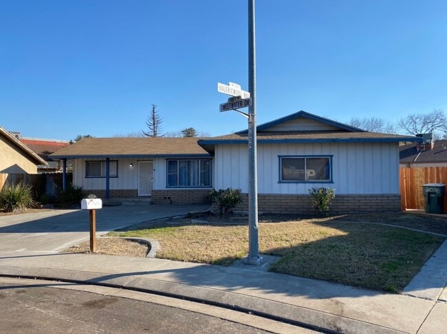 2036 Sweetwater Dr in Modesto, CA - Building Photo - Building Photo