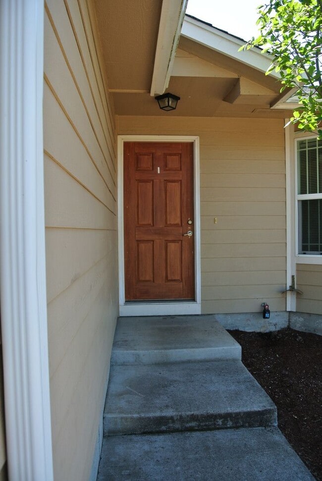 728 NE Whirlwind Dr in Albany, OR - Building Photo - Building Photo
