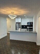 2 Superior Ave in Toronto, ON - Building Photo