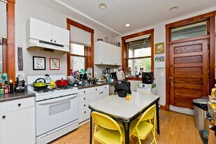 1320 W Farwell Ave, Unit 1 in Chicago, IL - Building Photo