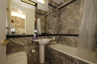 250 E 54th St in New York, NY - Building Photo - Building Photo