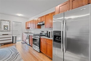 7950 Tatum Waterway Dr in Miami Beach, FL - Building Photo
