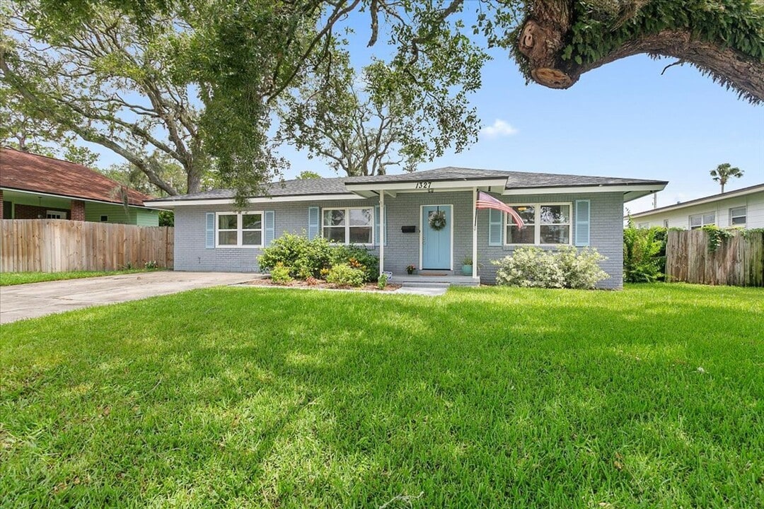 1327 1st Ave N in Jacksonville Beach, FL - Building Photo