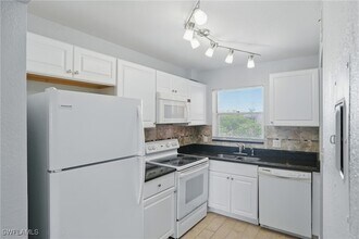 170 Turtle Lake Ct in Naples, FL - Building Photo - Building Photo