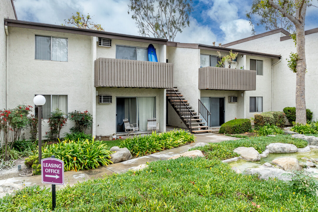 PINE MEADOWS in Anaheim, CA - Foto de edificio