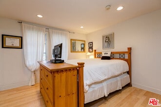 2370 Brookshire Ln in Los Angeles, CA - Building Photo - Building Photo