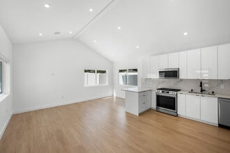 8439 Apperson St in Sunland, CA - Building Photo - Building Photo