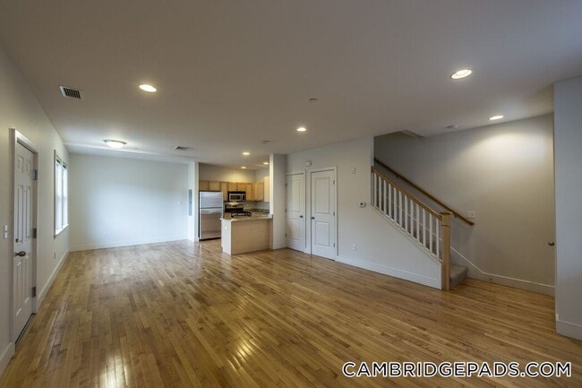 110 Second St., Unit 103 in Cambridge, MA - Foto de edificio - Building Photo