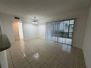 4433 Treehouse Ln in Tamarac, FL - Building Photo - Building Photo