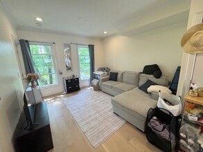 276 Paris St, Unit #3 in Boston, MA - Building Photo - Building Photo