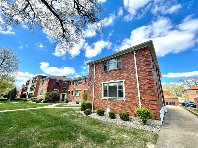 5925-5931-5931 Nagel Ave