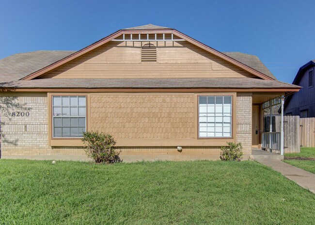 8200 West Gate Blvd in Austin, TX - Building Photo - Building Photo