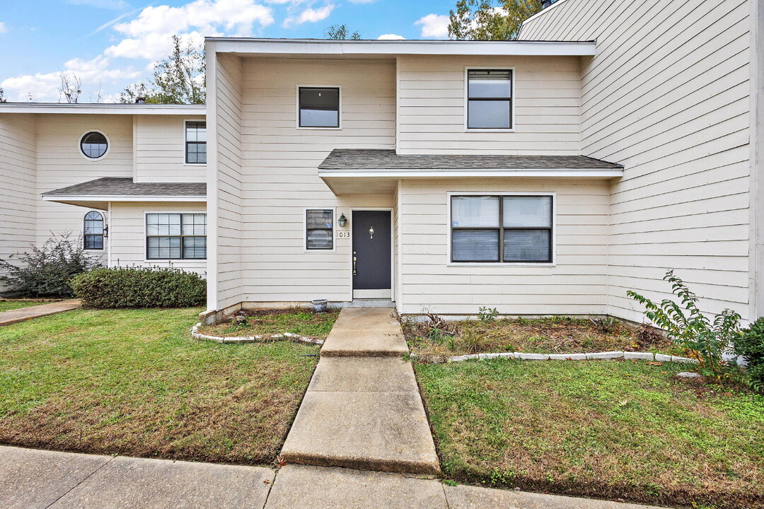 1013 Windrose Dr in Brandon, MS - Building Photo