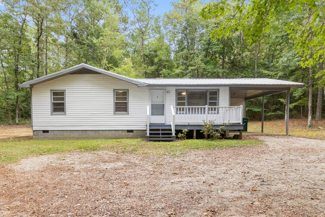 324 Forest Rd in Notasulga, AL - Building Photo
