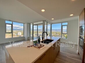 1588 Ellis St in Kelowna, BC - Building Photo - Building Photo