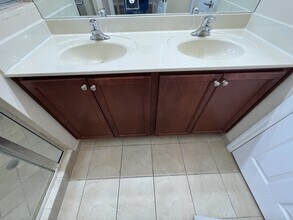 3222 NW 31st Terrace in Oakland Park, FL - Building Photo - Building Photo