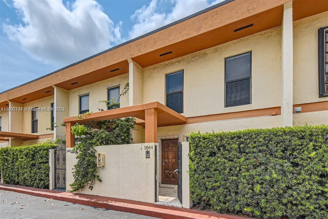 3864 NE 167th St in North Miami Beach, FL - Building Photo