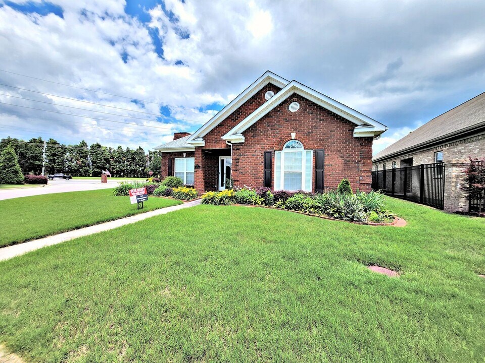 902 Parkside Ct SE in Decatur, AL - Building Photo