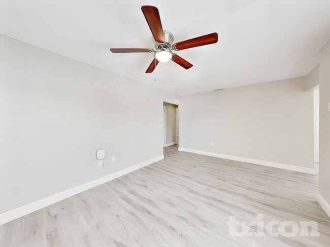 8307 N Elmer St, Unit 5B-141 in Tampa, FL - Foto de edificio - Building Photo