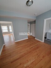 1640 W Pratt Blvd, Unit 2B in Chicago, IL - Building Photo - Building Photo