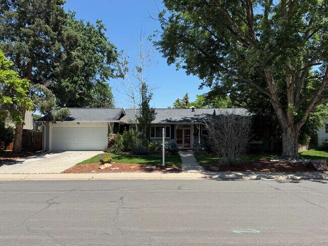 2261 W Briarwood Ave in Littleton, CO - Foto de edificio - Building Photo