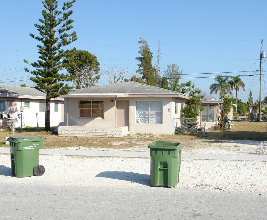 1021-1081 NW 9th St in Homestead, FL - Building Photo