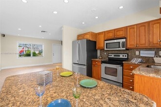 7305 NW 95th Way in Tamarac, FL - Building Photo - Building Photo