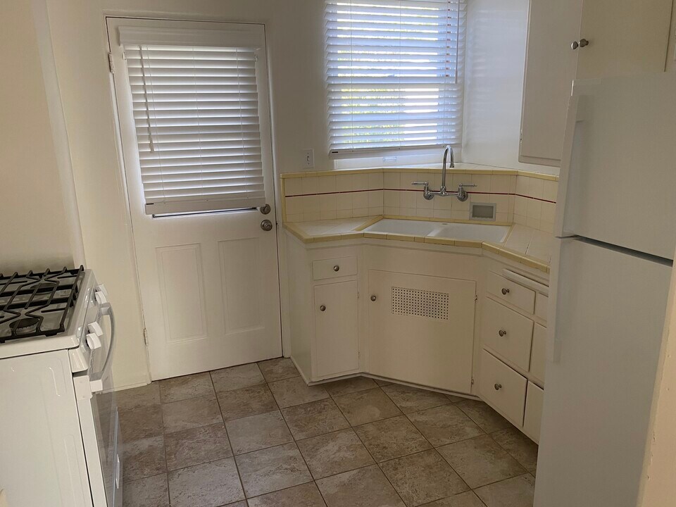 449 San Vicente Blvd, Unit 4 in Santa Monica, CA - Building Photo