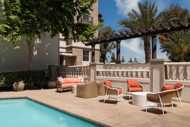 Elara Apartments in Woodland Hills, CA - Foto de edificio - Building Photo