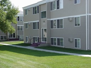 Meadowland Apartments in Sioux Falls, SD - Foto de edificio - Building Photo