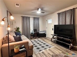 511 McKie St in San Marcos, TX - Building Photo - Building Photo