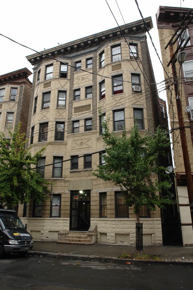 21 Lawrence St in Yonkers, NY - Foto de edificio - Building Photo