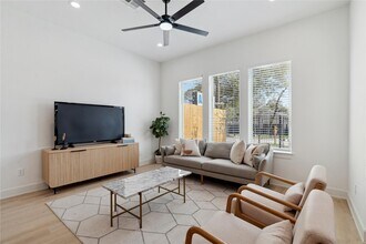 6528 Weston St in Houston, TX - Foto de edificio - Building Photo