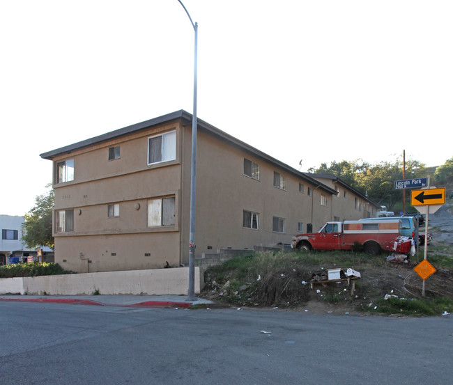 2931 Lincoln Park Ave in Los Angeles, CA - Foto de edificio - Building Photo