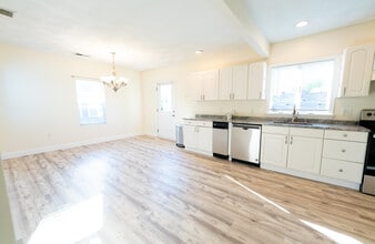 323 Middlesex St in North Andover, MA - Foto de edificio - Building Photo