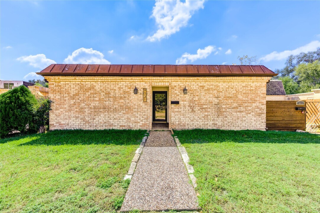9031 Sharpcrest St in Houston, TX - Building Photo
