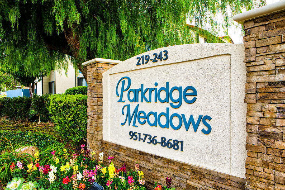 Parkridge Meadows Apartments in Corona, CA - Foto de edificio