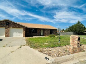 409 Monticello Pkwy Dr in Portales, NM - Building Photo