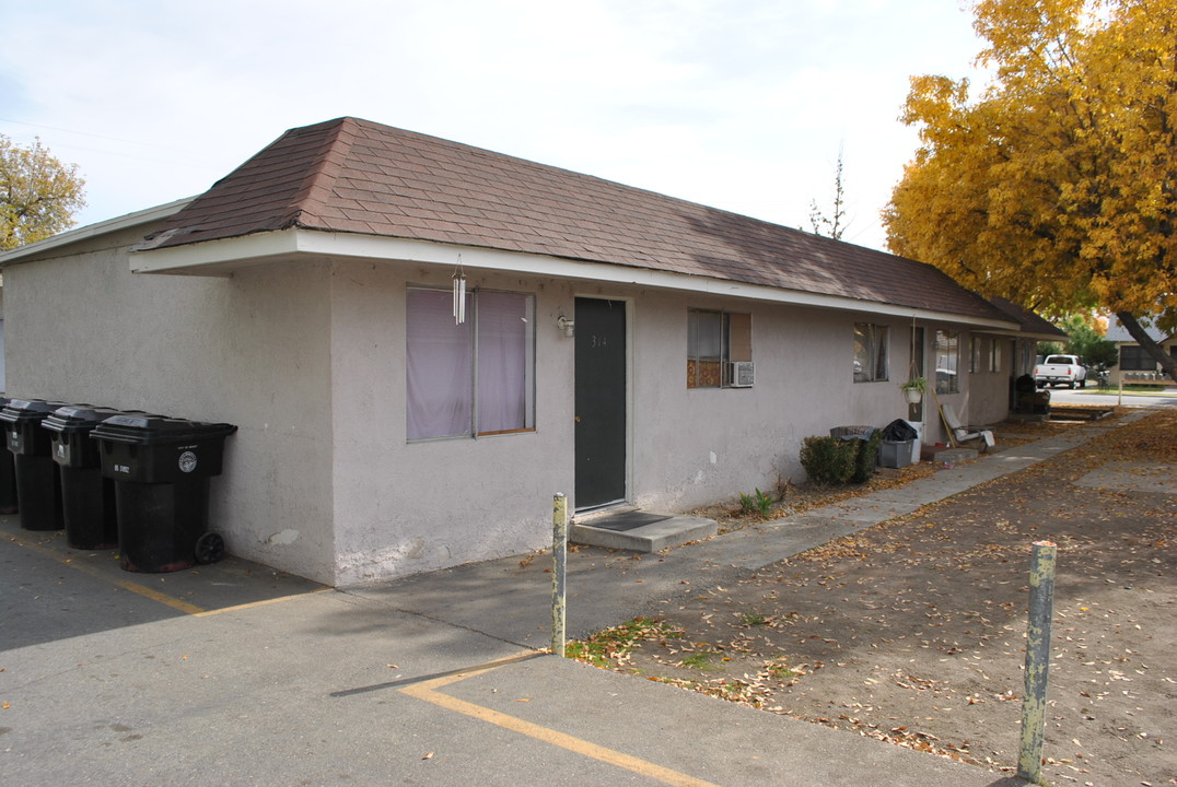 308-314 W Kimball Ave in Hemet, CA - Building Photo