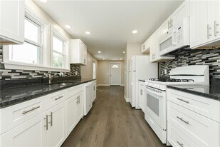 71 St Elizabeth St in Bristol, RI - Building Photo