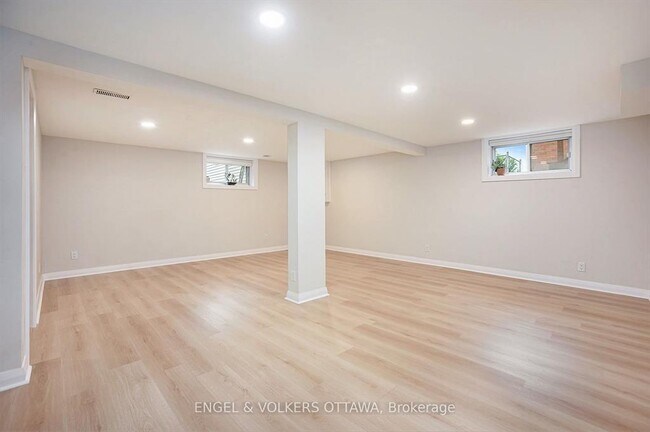 607 Shelley Ave in Ottawa, ON - Building Photo - Building Photo